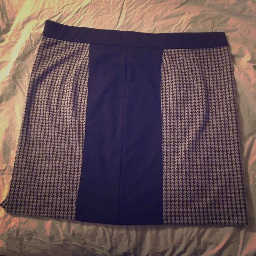 Black and gray houndstooth skirt